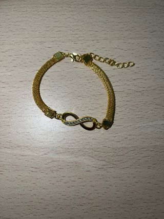 Reloj y pulseras doradas