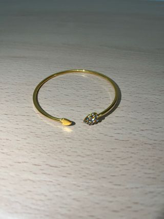 Reloj y pulseras doradas