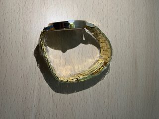 Reloj y pulseras doradas