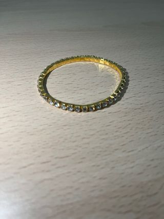 Reloj y pulseras doradas