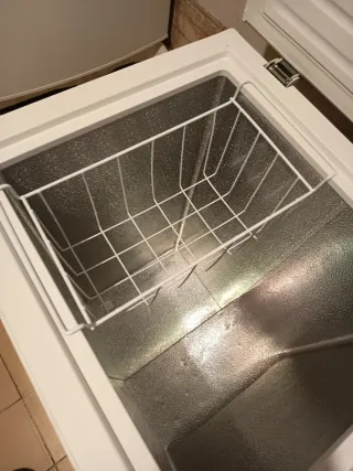 Arcón congelador vertical nuevo Benavent 99L