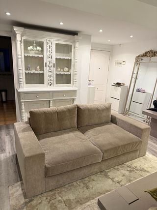 Divani e grande tavolo in materiale italiano di alta qualità