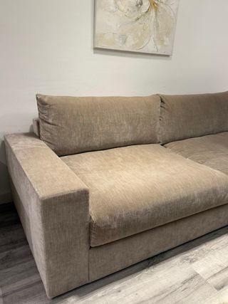 Divani e grande tavolo in materiale italiano di alta qualità