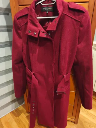 Chaqueta granate con cinturón