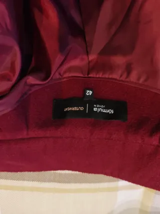 Chaqueta granate con cinturón