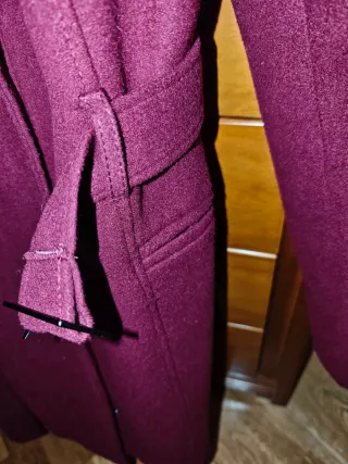 Chaqueta granate con cinturón