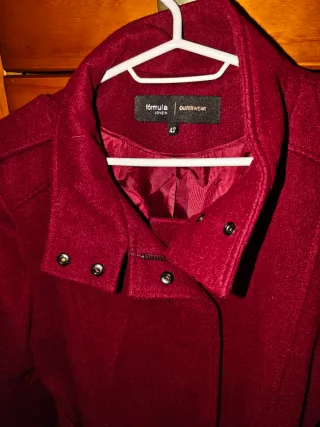 Chaqueta granate con cinturón