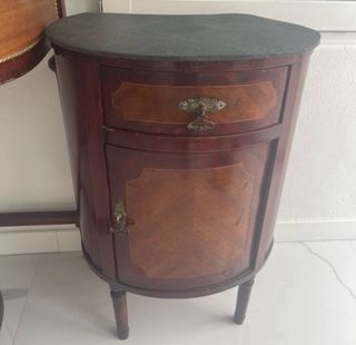 Tocador antiguo con espejo y mármol