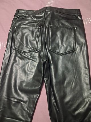 Pantalón efecto piel negro