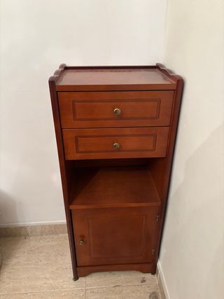 Cómoda de madera con cajones y puerta
