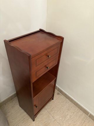 Cómoda de madera con cajones y puerta