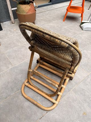 Tumbona de mimbre y madera