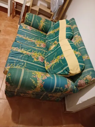 Sofá antiguo de tela verde y amarillo