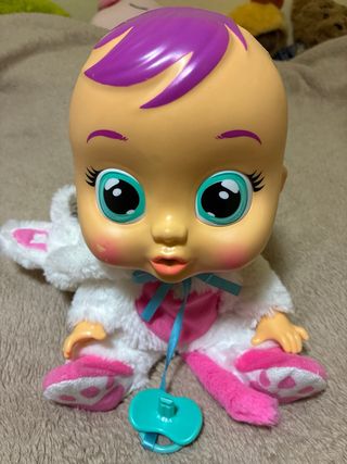 Bebé Llorón con pijama blanco y rosa.