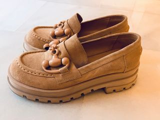 Mocasines ante beige con detalle hebilla