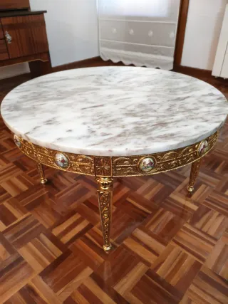 Mesita redonda mármol y metal dorado