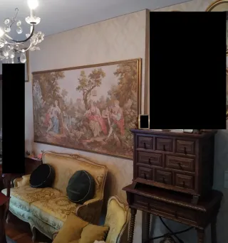 Tapiz enmarcado en madera dorada