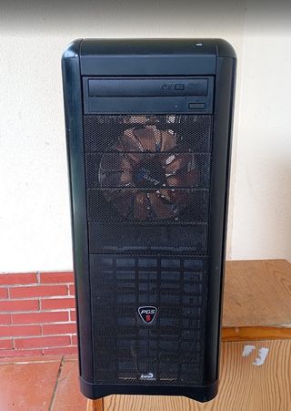 Torre ordenador vacía de componentes, tamaño E-ATX