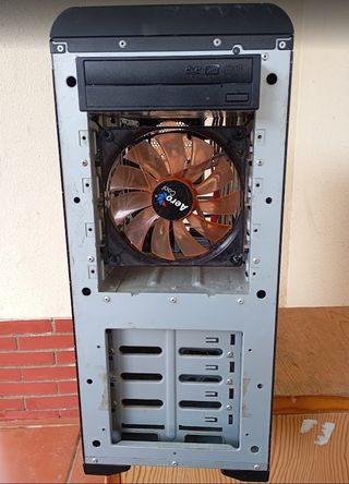 Torre ordenador vacía de componentes, tamaño E-ATX