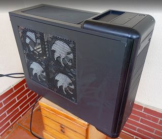 Torre ordenador vacía de componentes, tamaño E-ATX