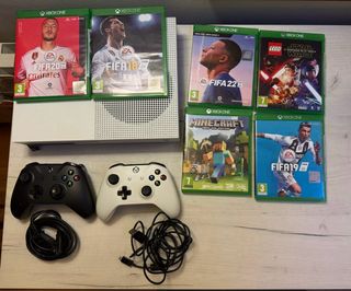Xbox One S + 2 mandos + 6 juegos + cables