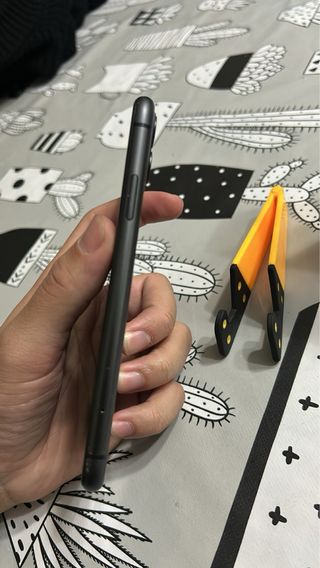 iPhone 11 84% Batería 64GB