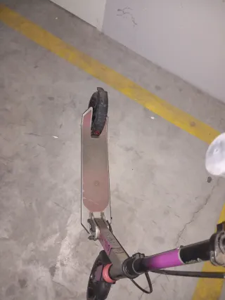Patinete plegable rosa y negro