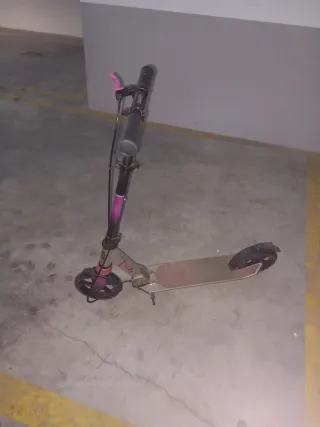 Patinete plegable rosa y negro