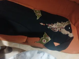 Vestido musulmán negro con bordado dorado