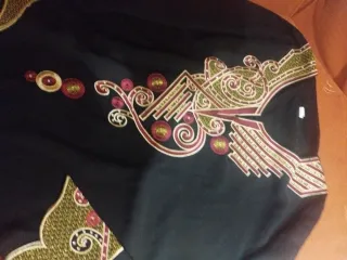 Vestido musulmán negro con bordado dorado