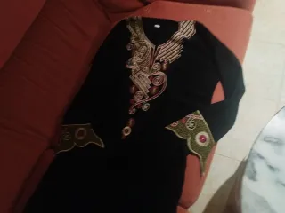 Vestido musulmán negro con bordado dorado