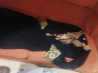 Vestido musulmán negro con bordado dorado