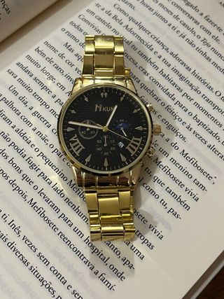 Relógio elegante homem dourado