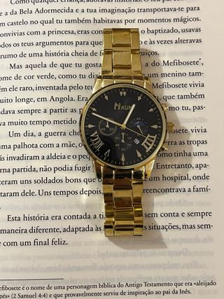 Relógio elegante homem dourado