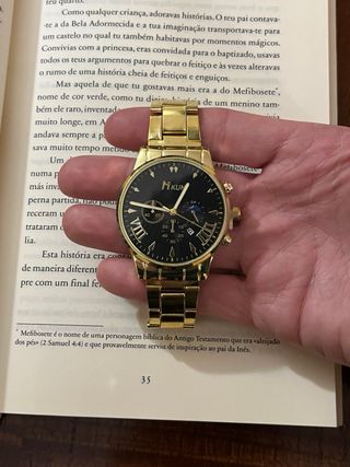 Relógio elegante homem dourado