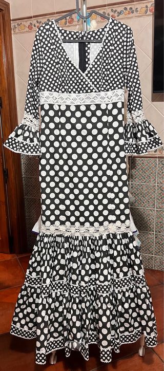 Traje de flamenca lunares blanco y negro