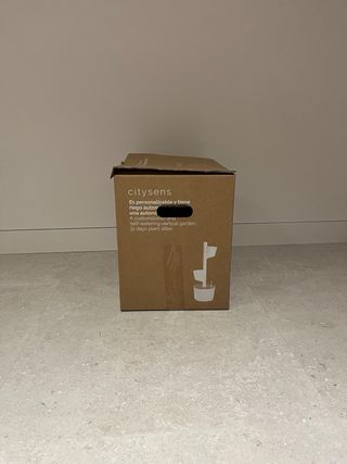 Jardín vertical con riego automático sin usar.