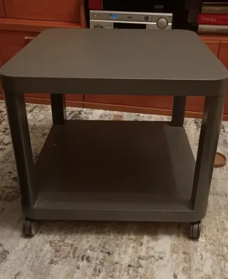 Mesa auxiliar Ikea color gris con ruedas