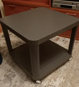 Mesa auxiliar Ikea color gris con ruedas