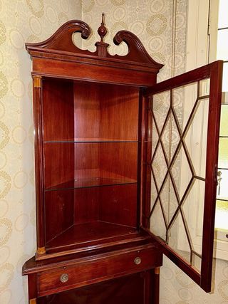 Mueble esquinero antiguo de madera y cristal