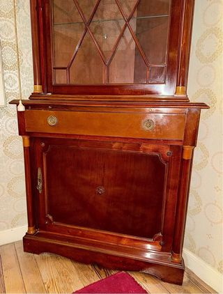Mueble esquinero antiguo de madera y cristal