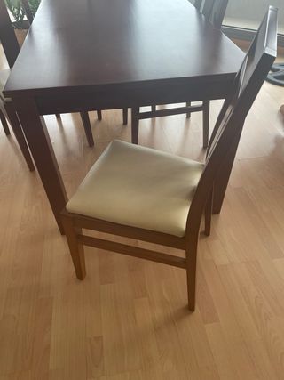 Mesa de comedor y cuatro sillas