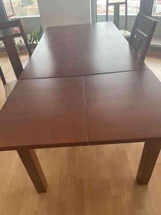 Mesa de comedor y cuatro sillas