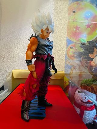 Figura Goku Ultra Instinto 28 cm