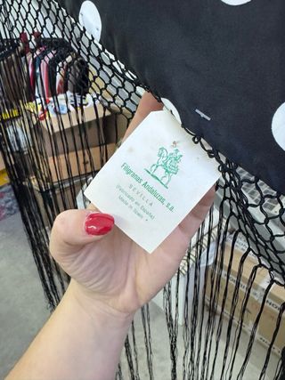 Manton de lunares negro con flecos