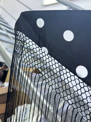 Manton de lunares negro con flecos