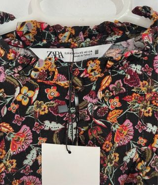 Vestido Zara floral talla XS