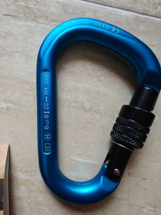 Mosquetones y descensor/Escalada