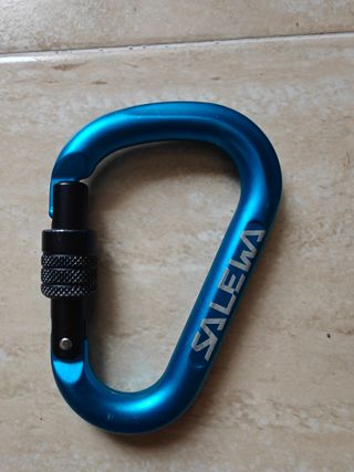 Mosquetones y descensor/Escalada