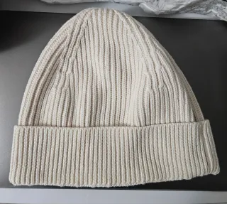 Gorro Zara beige tejido